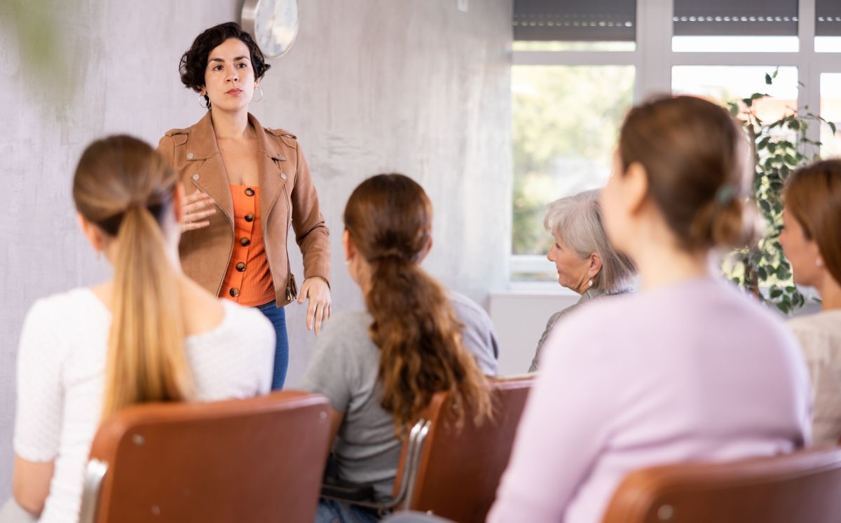 Female,Teacher,Is,Giving,Lecture,For,Students,In,The,University