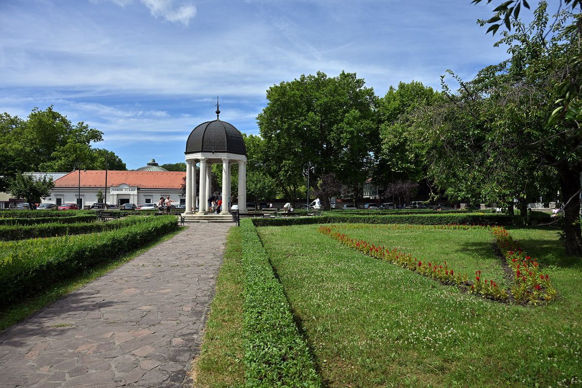 Egyre szebb lesz az Agyagási Dezső Park, ám a szökőkút idén már nem üzemel