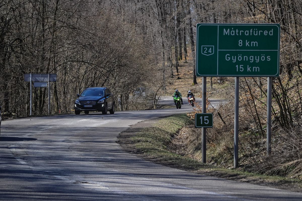 A Mátrában a 24-es főúton előzött szabálytalanul a szlovák motoros, aki vállalta a baleset sérültje számára a jóvátételt