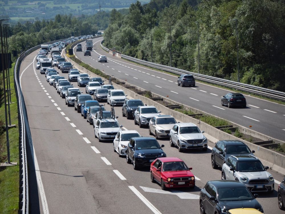 Belluno,,Italy,-,August,13,,2023:,Cars,Queuing,On,The,
Jelentősebb lehet a forgalom az M3-ason a Forma-1-es magyar nagydíj miatt