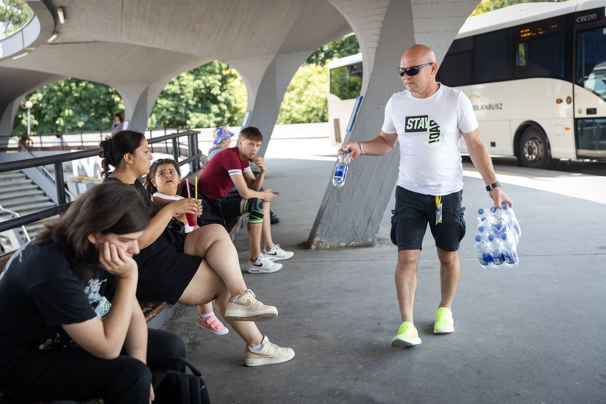 Júniusban is osztottak vizet az egri buszpályaudvaron