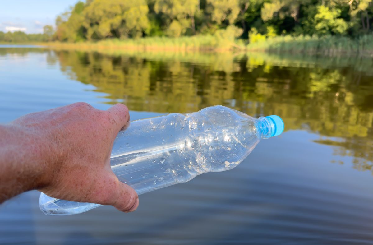 Zavartalanul szemeteltek a Tisza-parton, levideózták őket