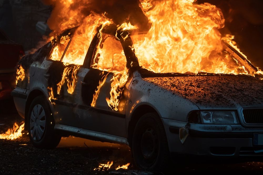 Burning,Car,Close,Up.,Big,Flames,Of,Fire,And,Lots , Autó égett Nagyrédén (Illusztráció) 