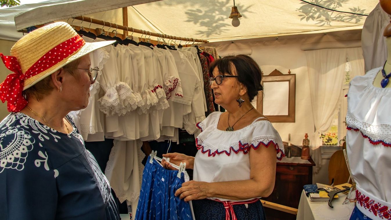 Míves portékákkal várnak kedden is a népművészeink