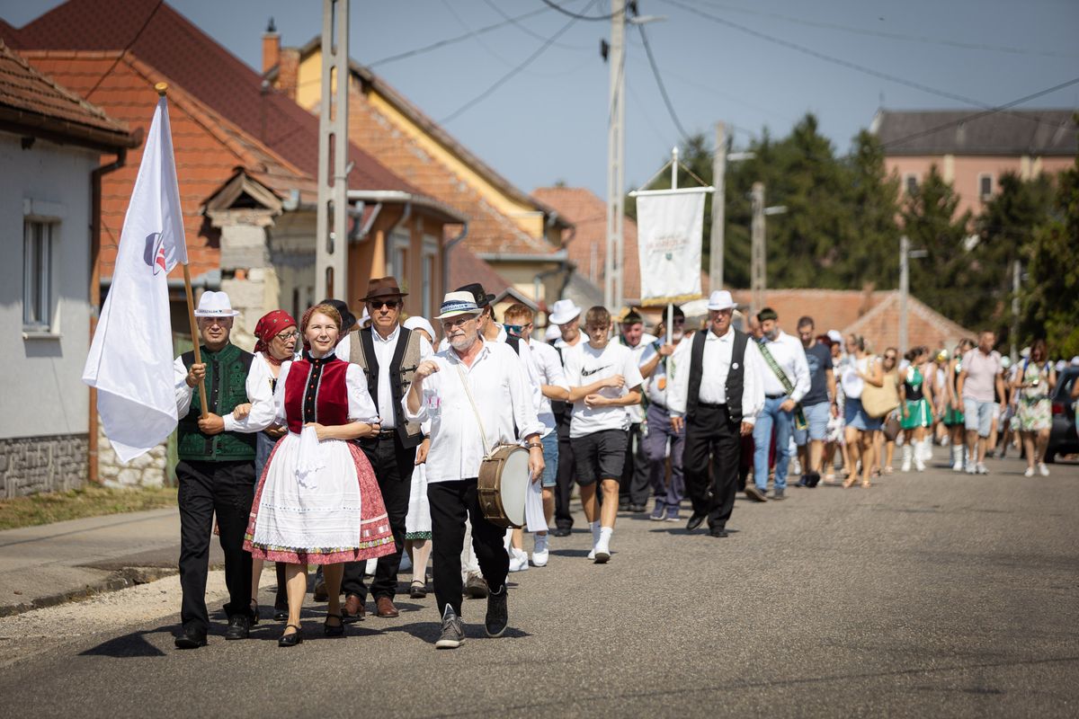 Bortúrával, felvonulással indult a szüret Egerszalókon 