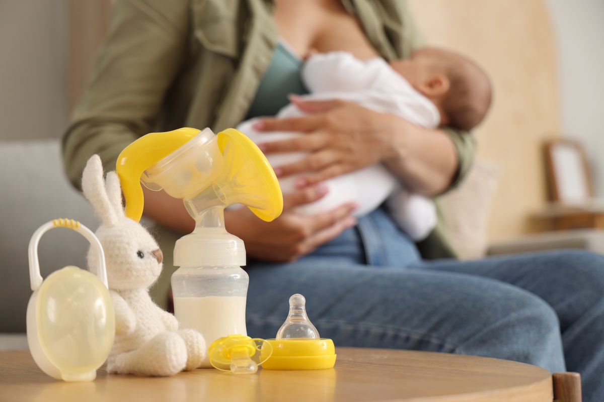 Breast,Pump,With,Baby,Pacifier,And,Toy,On,Table,In
Az anyatej minden szükséges tápanyagot és immunanyagokat biztosít a baba számára