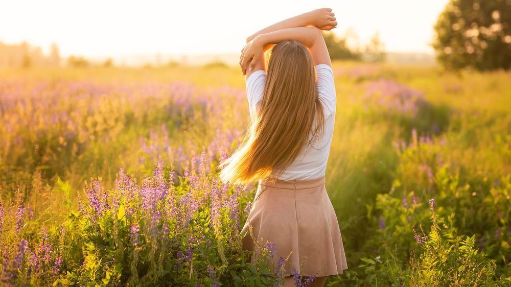 Happy,Smiling,Woman,On,A,Purple,Field,At,Sunset,,Freedom
napsütés, napos idő, nyár, időjárás