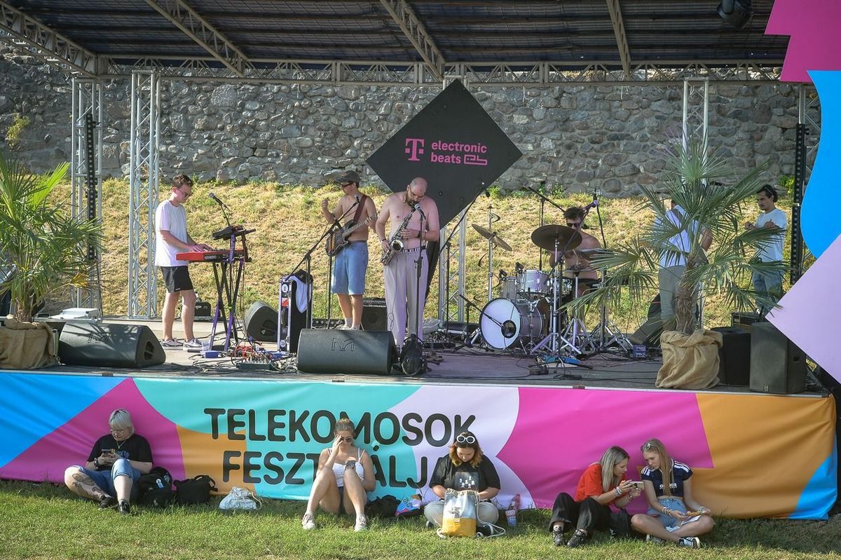 Telekomosok fesztiváloztak a kisnánai várban