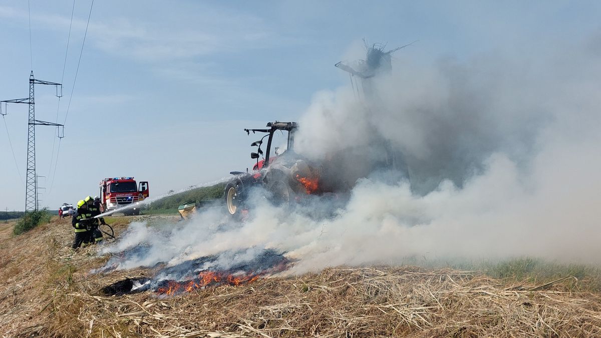 Lángoló traktor körül is oltottak a tűzoltók