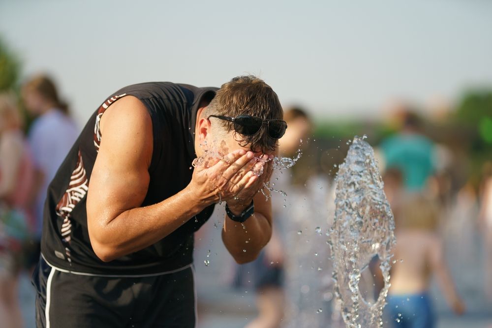 Handsome,Male,Model,Washes,His,Face,Of,Cold,Water,Of 33-38°C között várható