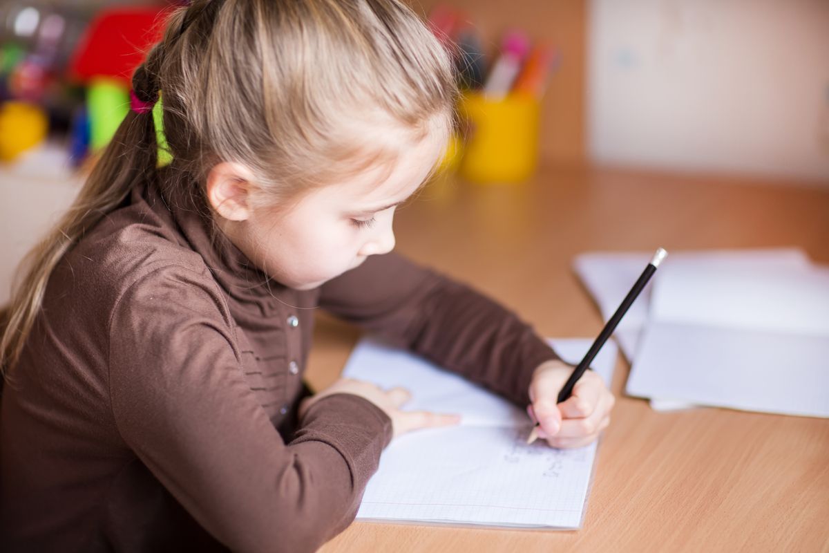 Cute,Little,Girl,Writing,Her,Homework,At,The,Table
A balkezesek világnapját ünnepeljük