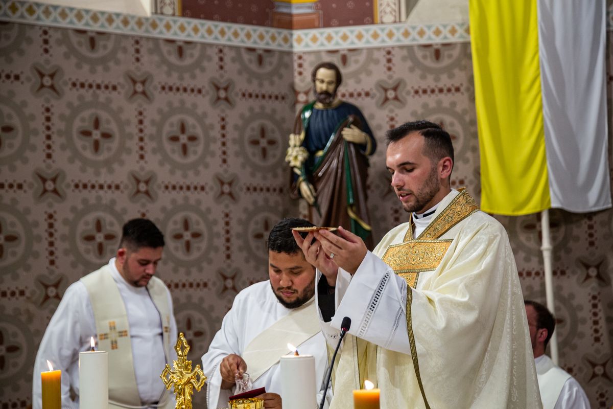 Szedmák Zoltán első szentmiséjét celebrálja a vámosgyörki templomban 