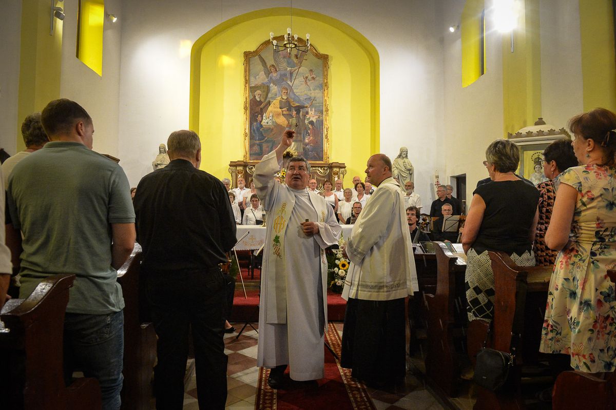 A felújított Három falu templomának felszentelési ünnepsége