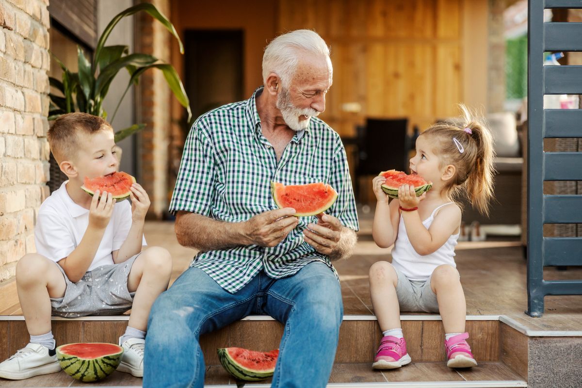 Grandfather,And,Grandchildren,Sitting,On,A,Porch,With,Slices,Of
A görögdinnyének rengeteg jó tulajdonsága van