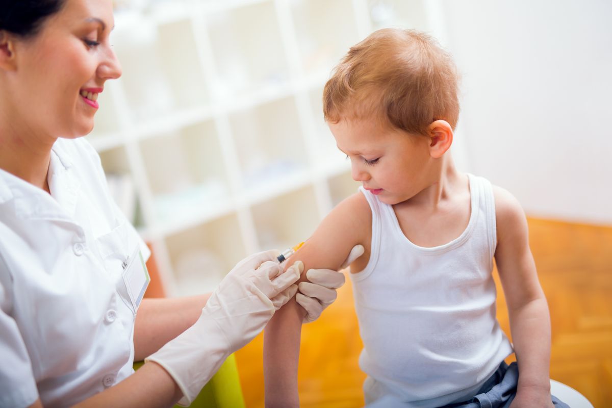 Pediatrician,Makes,Vaccination,To,Small,Boy
A szamárköhögés elleni védőoltást a háziorvos írja fel 