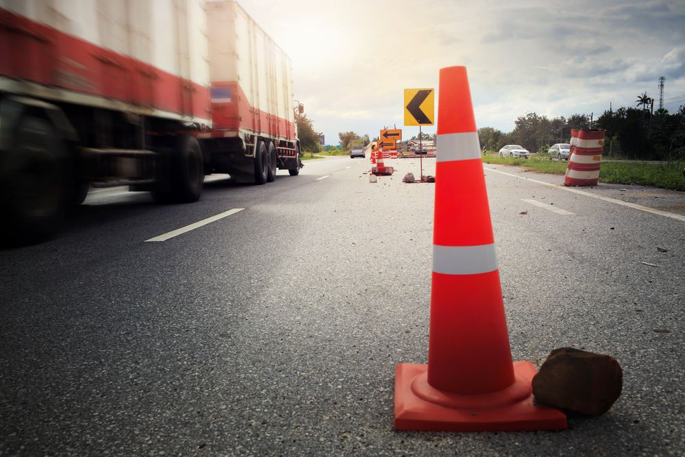 Traffic,Cones,And,",Diversion",Sign,Outside,A,Construction,Zone.blurry, Elterelik az autóforgalmat az M3-ason