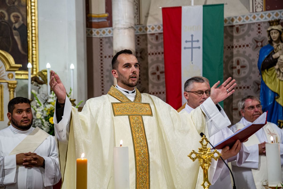 Szedmák Zoltán első szentmiséjét celebrálja a vámosgyörki templomban 