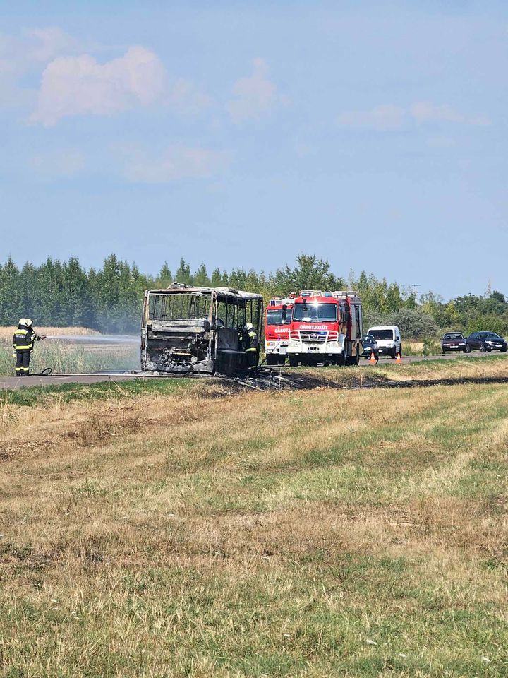 Kigyulladt egy autóbusz Tarnaörs határában