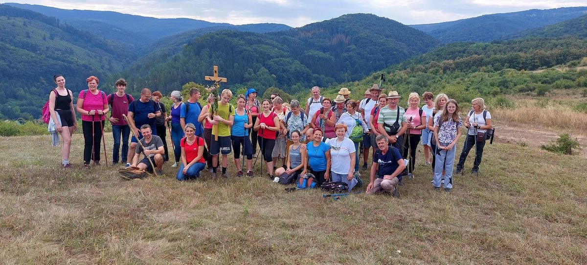 A gyöngyöspatai zarándokok útban a Szentkúthoz