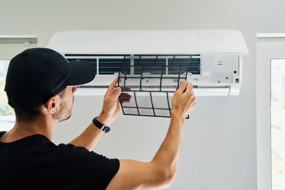 Air,Conditioner,Maintenance.,Male,Technician,Repairs,Home,Climate,System,In, légkondícionáló
Legjobb, ha a légkondit szakember helyezi fel