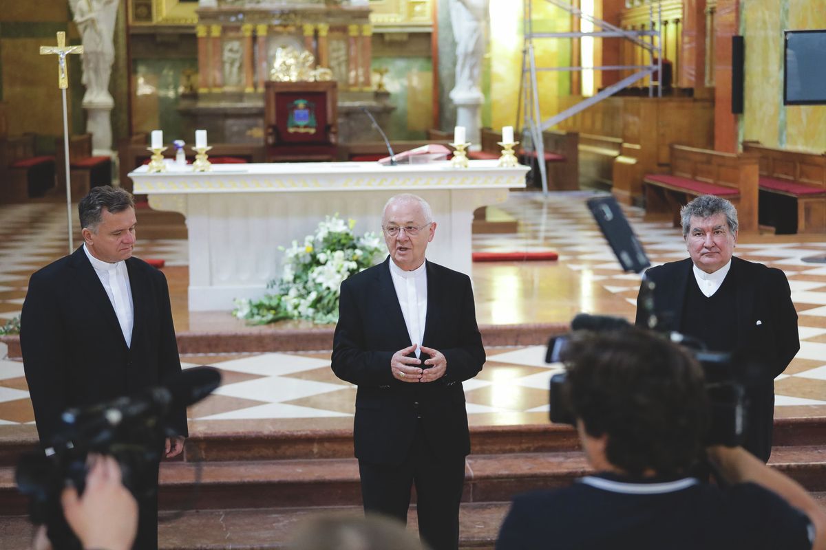 Ficzek László, az Egri Főegyházmegye plébánosa, Dr. Ternyák Csaba, egri érsek és Csizmadia István, az Egri Főegyházmegye plébánosa