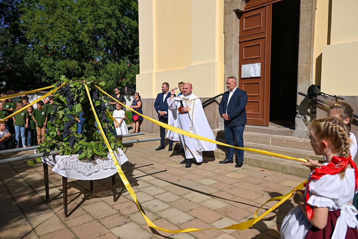 A szüreti koszorú megáldása után kezdődött a felvonulás a Felnémeti Szüreten