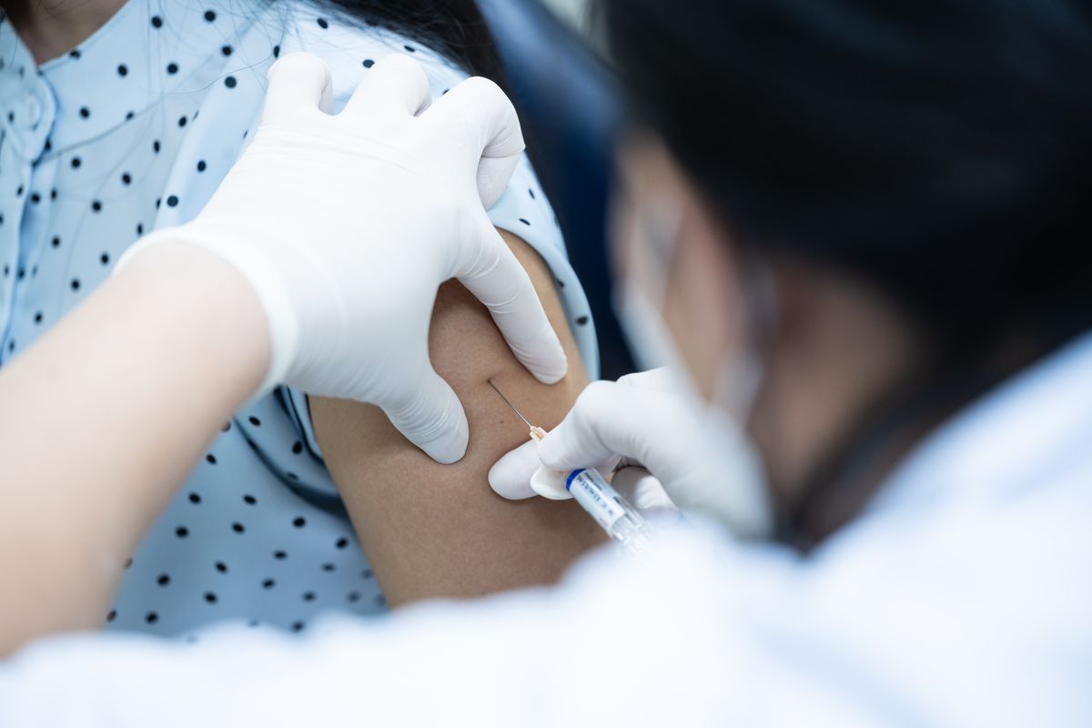 Close,Up,Doctor,Holding,Syringe,Make,Injection,To,Patient,In, oltás, védőoltás
A HPV 7 védőoltás nemcsak a rákosodástól  véd