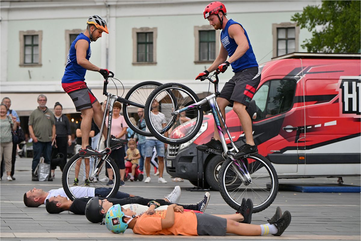 Látványos bemutatókat csodálhattunk a tavalyi Európai Mobilitási Hét egri programján a Dobó téren (Archív fotó)