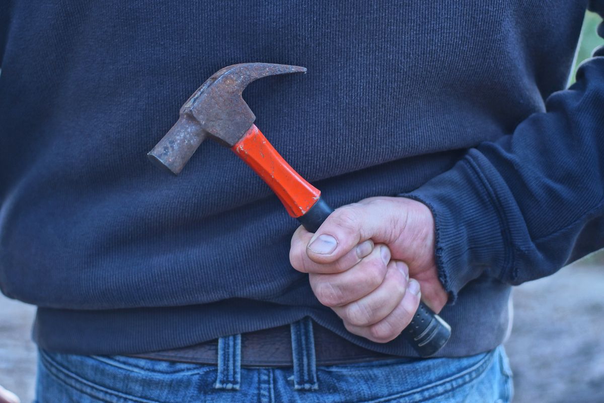 A,Male,Criminal,In,Gray,Clothes,Holds,A,Large,Brown, kalapács
Kalapácsszerű tárggyal okozott életveszélyes sérülést a fiatalkorú fiú