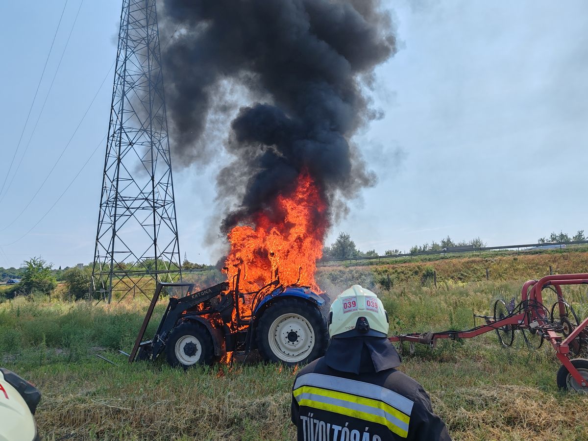 Hatvan és Nagygombos között lángra kapott egy traktor, ez lett az augusztus hónap fotója