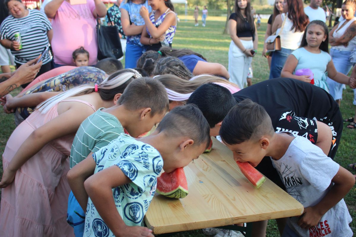 A dinnyeevő vetélkedőre sok gyerek jelentkezett