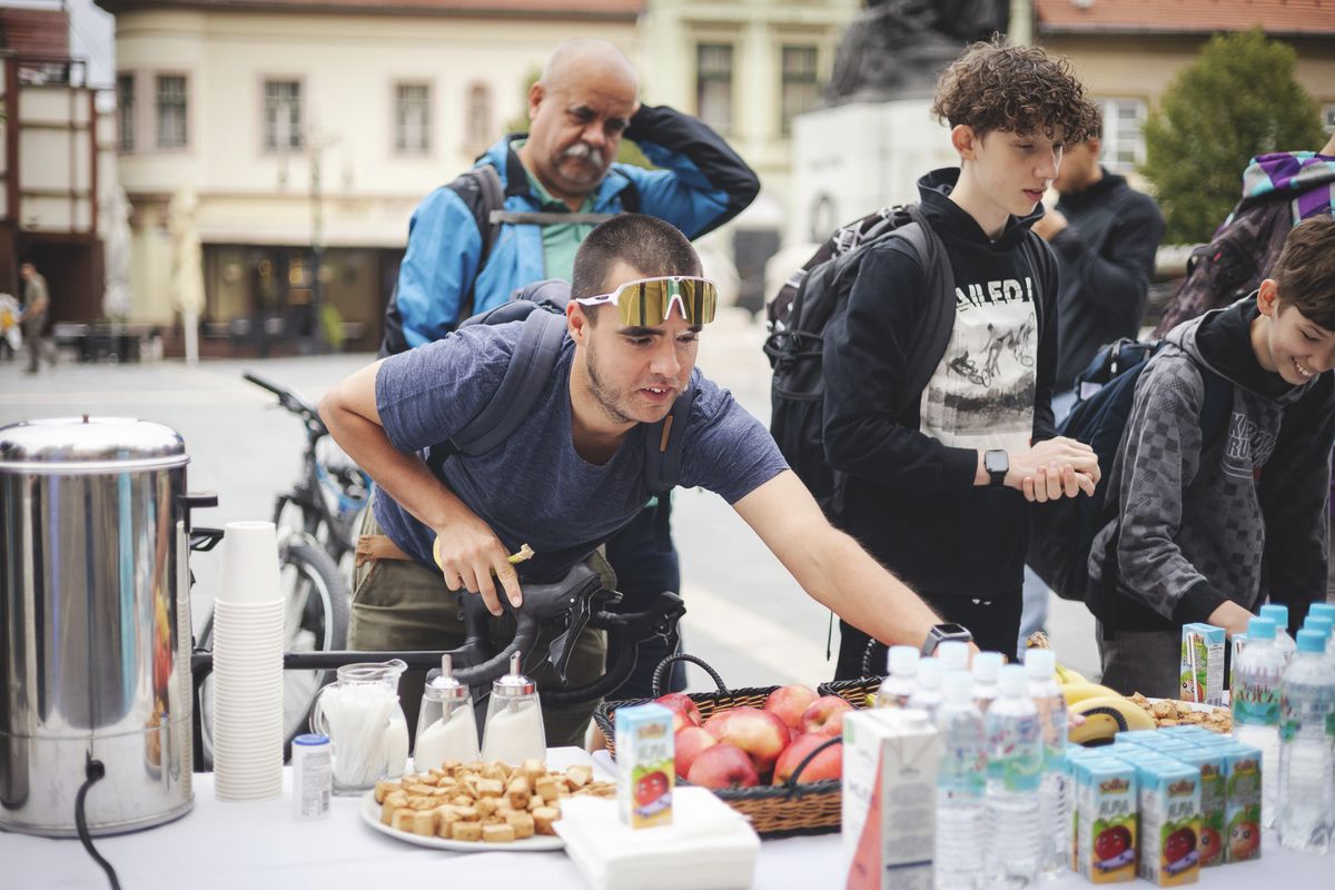 Bringás reggeli a Dobó téren (Archív)