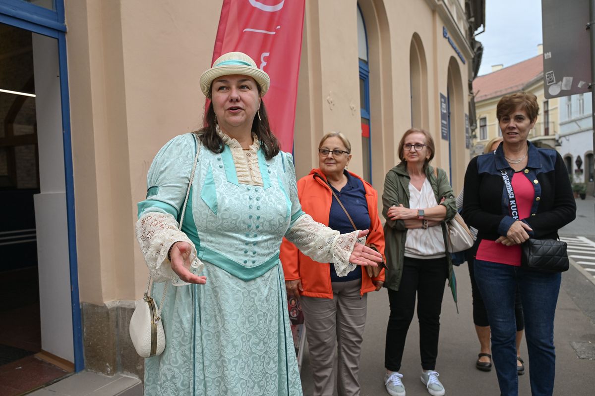 Kosztümös idegenvezető kíséri a városban a turistákat a Turizmus Világnapján