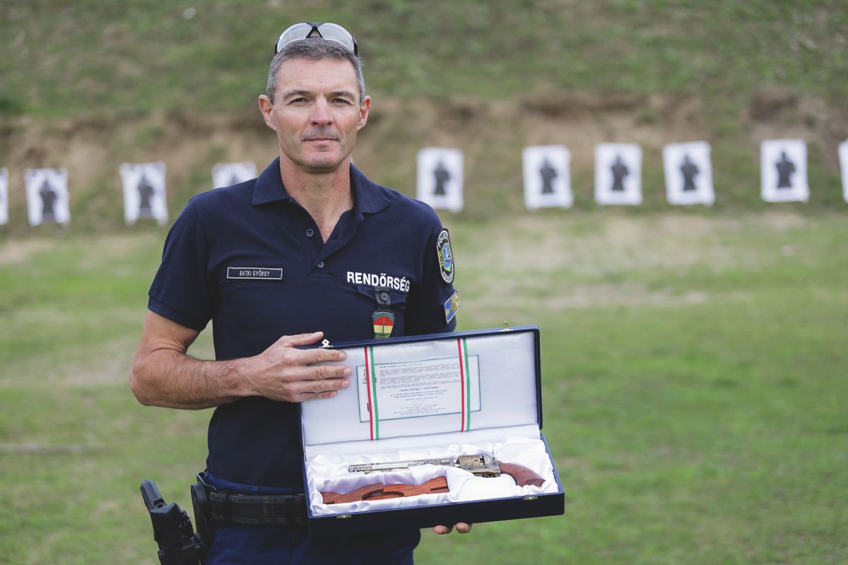 Batki György rendőr alezredes, kiképzésvezető Kossuth revolverét is megkapta