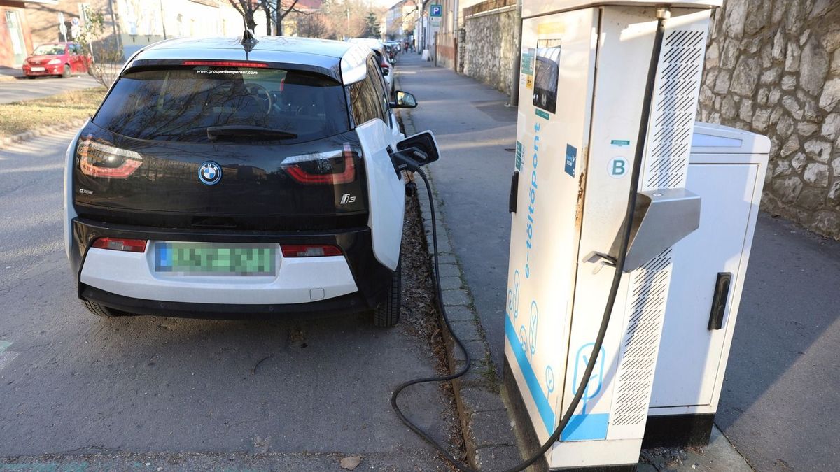 Elektromos autók beszerzésére és elektromos töltőkre is lehetett pályázni