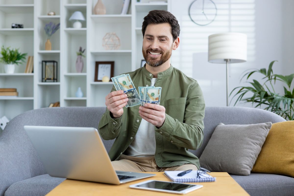 Smiling,Man,Counting,Money,At,Home,While,Using,Laptop,For
Pénzmosás miatt öten állnak bíróság előtt