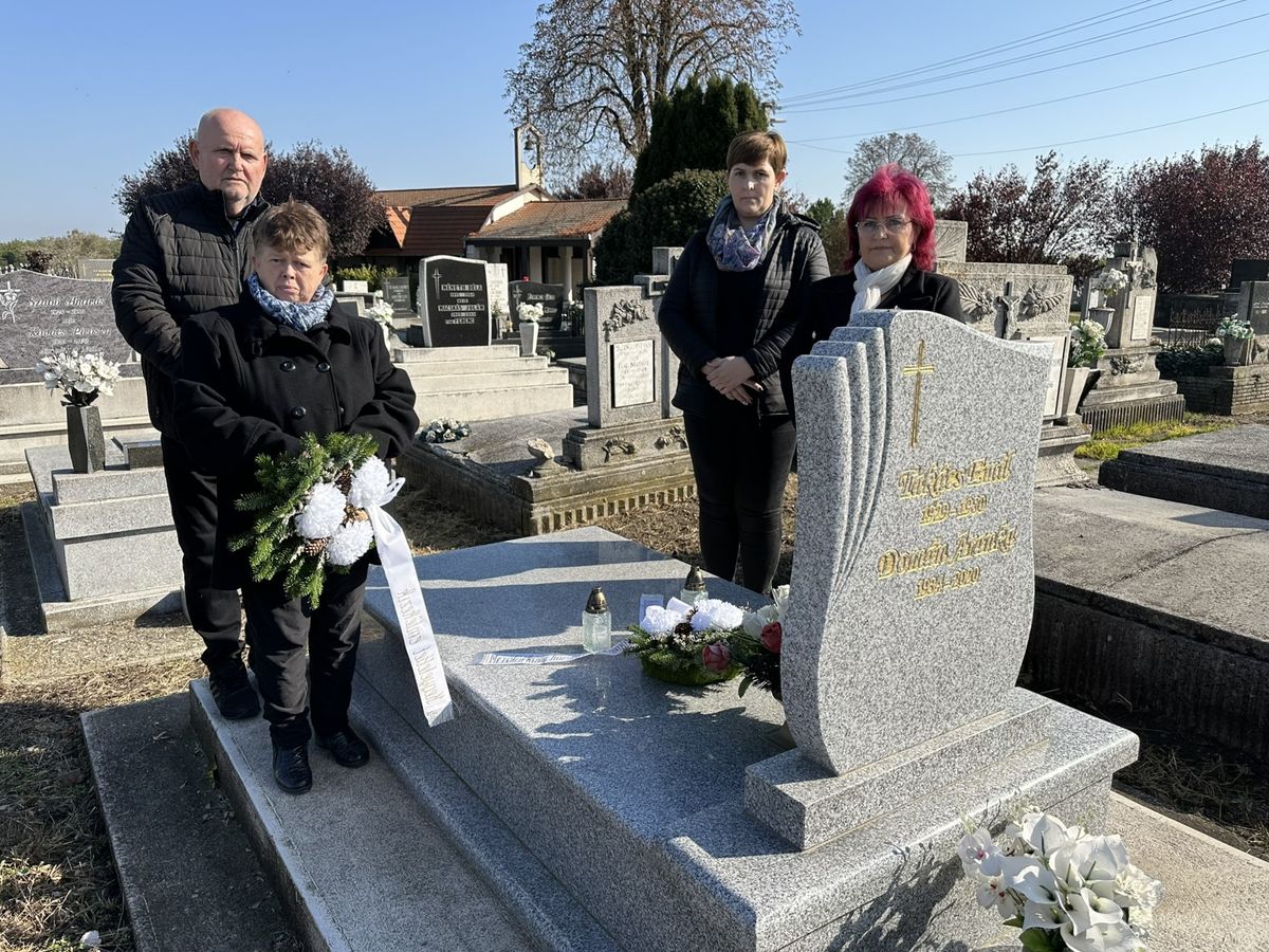 A mezőtárkányi önkormányzat képviselő-testületének delegációja Tóthné Szabó Anita vezetésével  mécseseket gyújt 