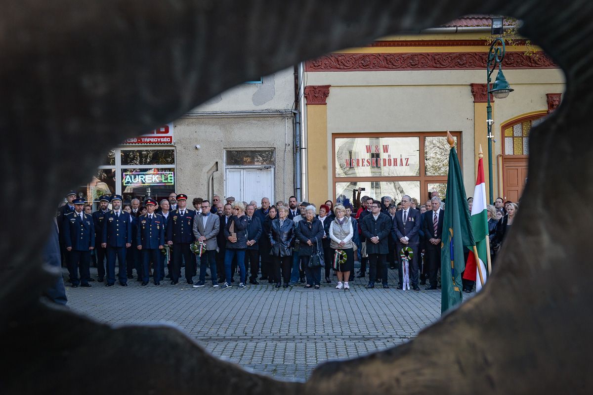 A gyöngyösiek a Szent Bertalan utcai 56-os emlékműnél tisztelegtek a 68 évvel ezelőtti hősök emléke előtt