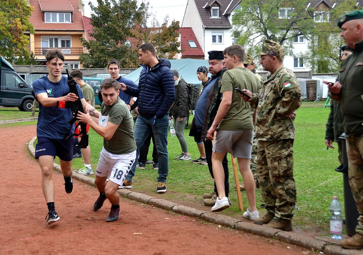 A négyszáz méteres táv lefutása után váltották egymást a csapatok tagjai