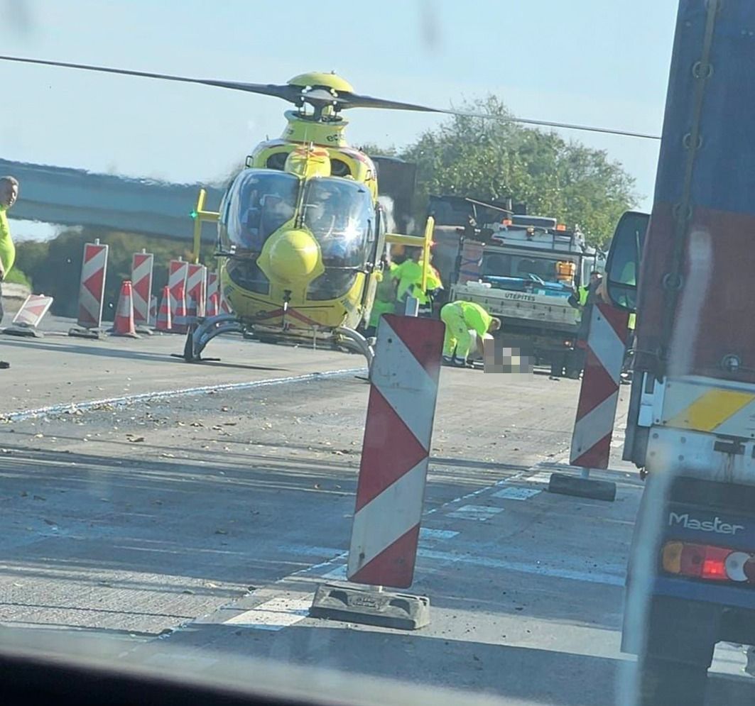 Mentőhelikopter érkezett a M3-ason történt munkabalesethez