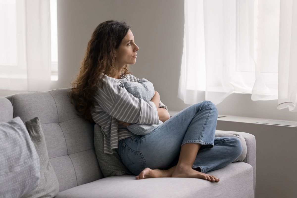 Serious,Pensive,Young,Woman,Thinking,On,Problem,,Hugs,Cushion,Seated
Várni sosem könnyű