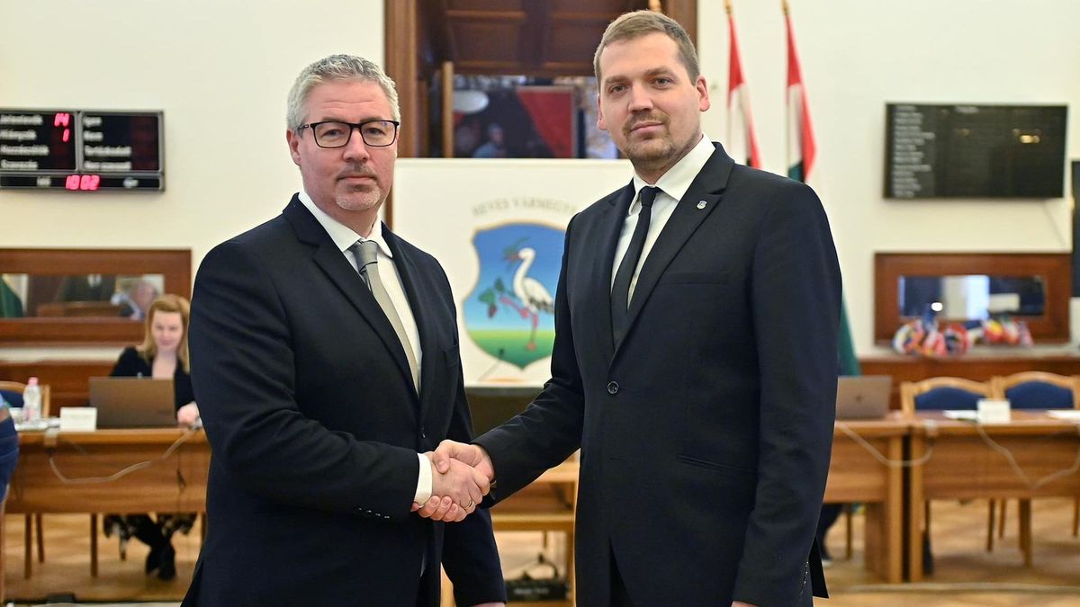Egymilliárd forint érkezik Gyöngyösre. Szókovács Péter(balról) és Csuhány Bence a vármegyei közgyűlésen