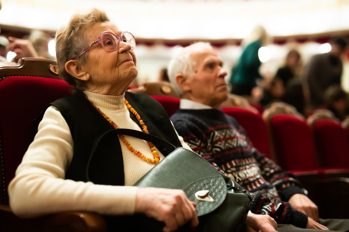 Mature,Seniora,Is,Interested,In,Watching,Ballet,Performance,In,Theater
Időseket köszöntenek Fedémesen