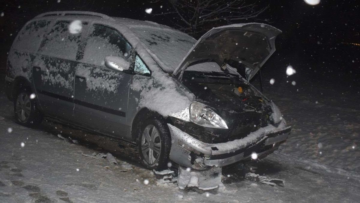 Közúti balesetet okozott a gondatlan sofőr. A képen a vádlott autója látható a baleset után