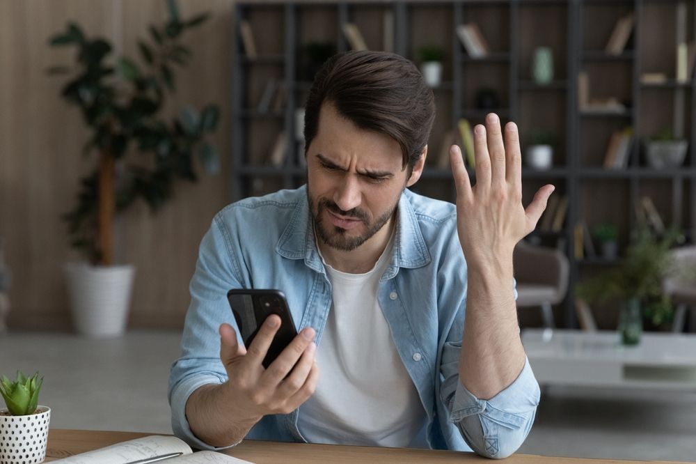 Telephone,Problem.,Upset,Angry,Millennial,Male,Feel,Outraged,By,Bad
Zsebében volt a bankkártya, valaki mégis vásárolt róla