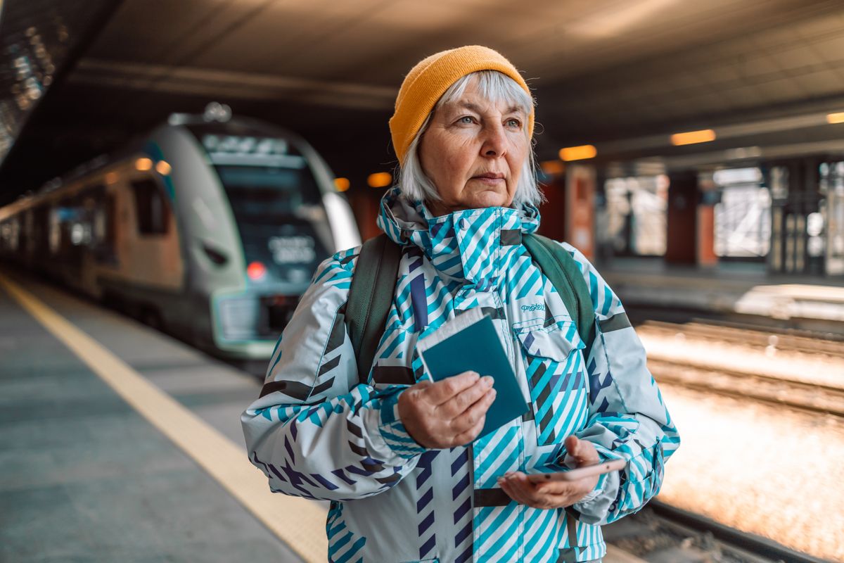 Senior,Woman,With,Backpack,In,Yellow,Hat,Holds,Biometric,Passport
Hamisított igazolványt mutatott fel a majdnem nyugdíjas korú nő az Egerbe tartó vonaton