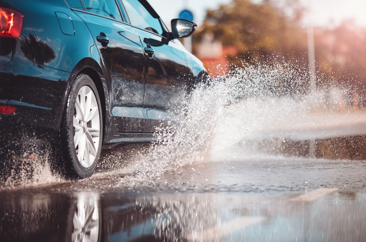 Car driving through the puddle and splashing by water.
Nem árt vigyázni, ha esik az eső