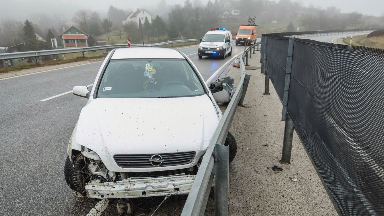 HEOL Szalagkorlátnak ütközött egy autó az M3ason