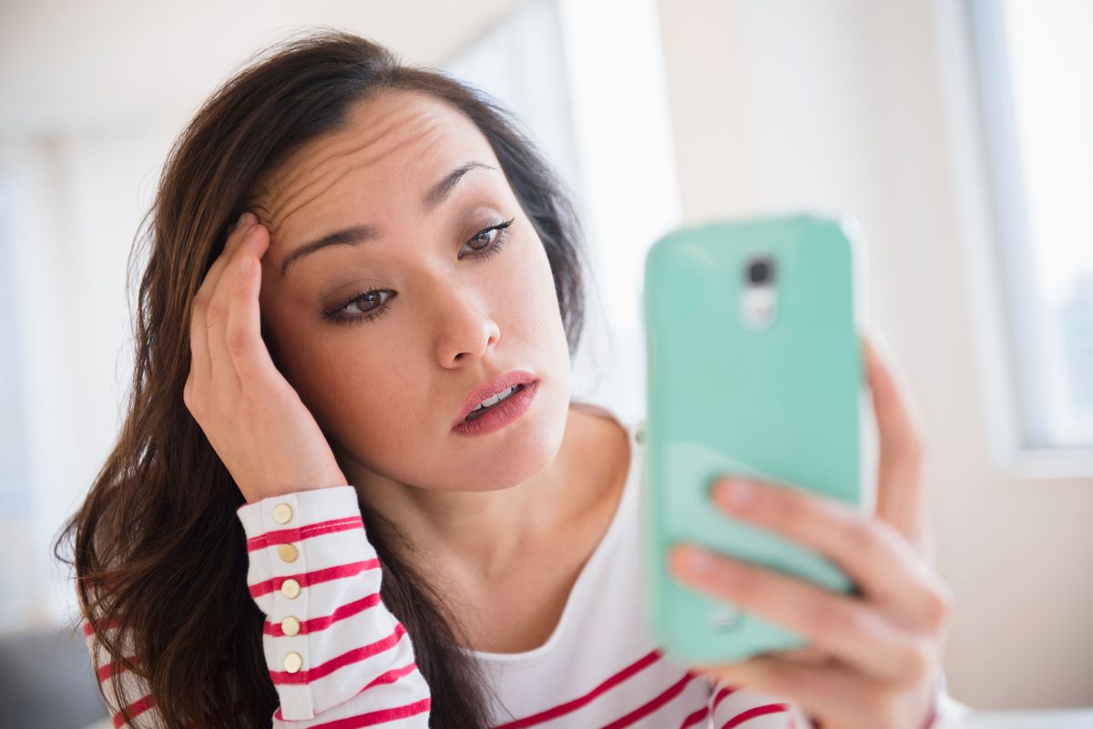 Stressed woman using cell phone
Legújabb telefonos csalás, hogy kínaiak hívogatják az embereket