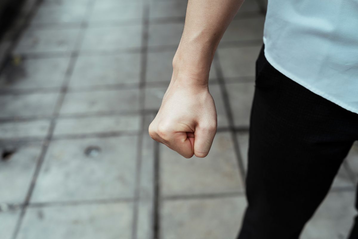 A,Fist,Of,Angry,Business,Man,,Right,Hand.,Furious,Fist
Szembe akarta köpni a siroki polgármestert az agresszív férfi